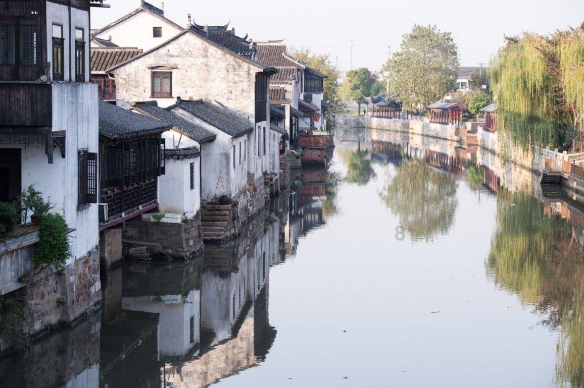 笑脸球的冒险之旅